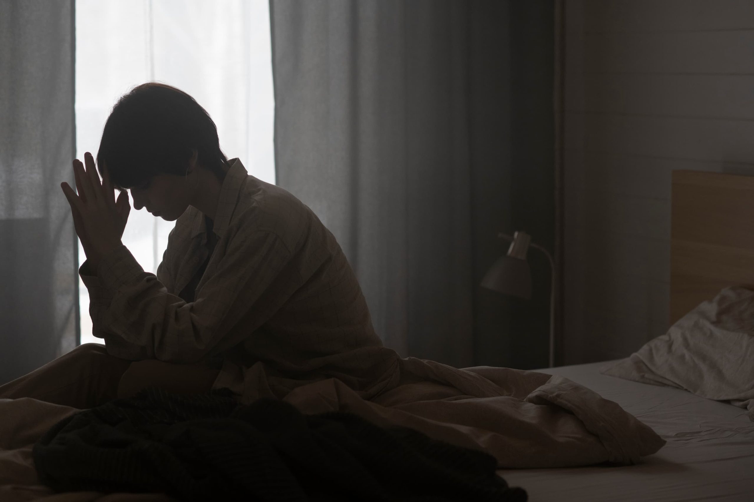 Mujer en la cama terrores nocturos